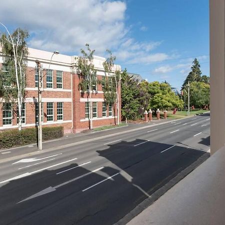Generous Victorian Terrace In Cbd - Parking & Wifi Apartment ลอนเชสตัน ภายนอก รูปภาพ