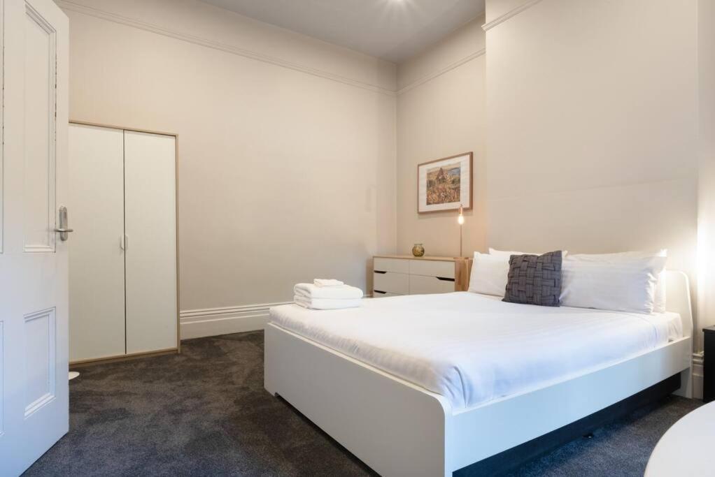 Generous Victorian Terrace In Cbd - Parking & Wifi Apartment ลอนเชสตัน ภายนอก รูปภาพ